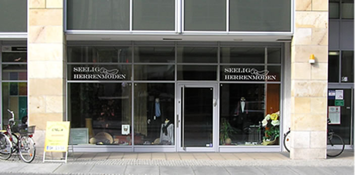 In der Boutique Seelig-Herrenmoden Halle-Saale bekommen Sie Business-Anz�ge Smoking-Hemden Sakkos Weisse-Richter-Krawatten